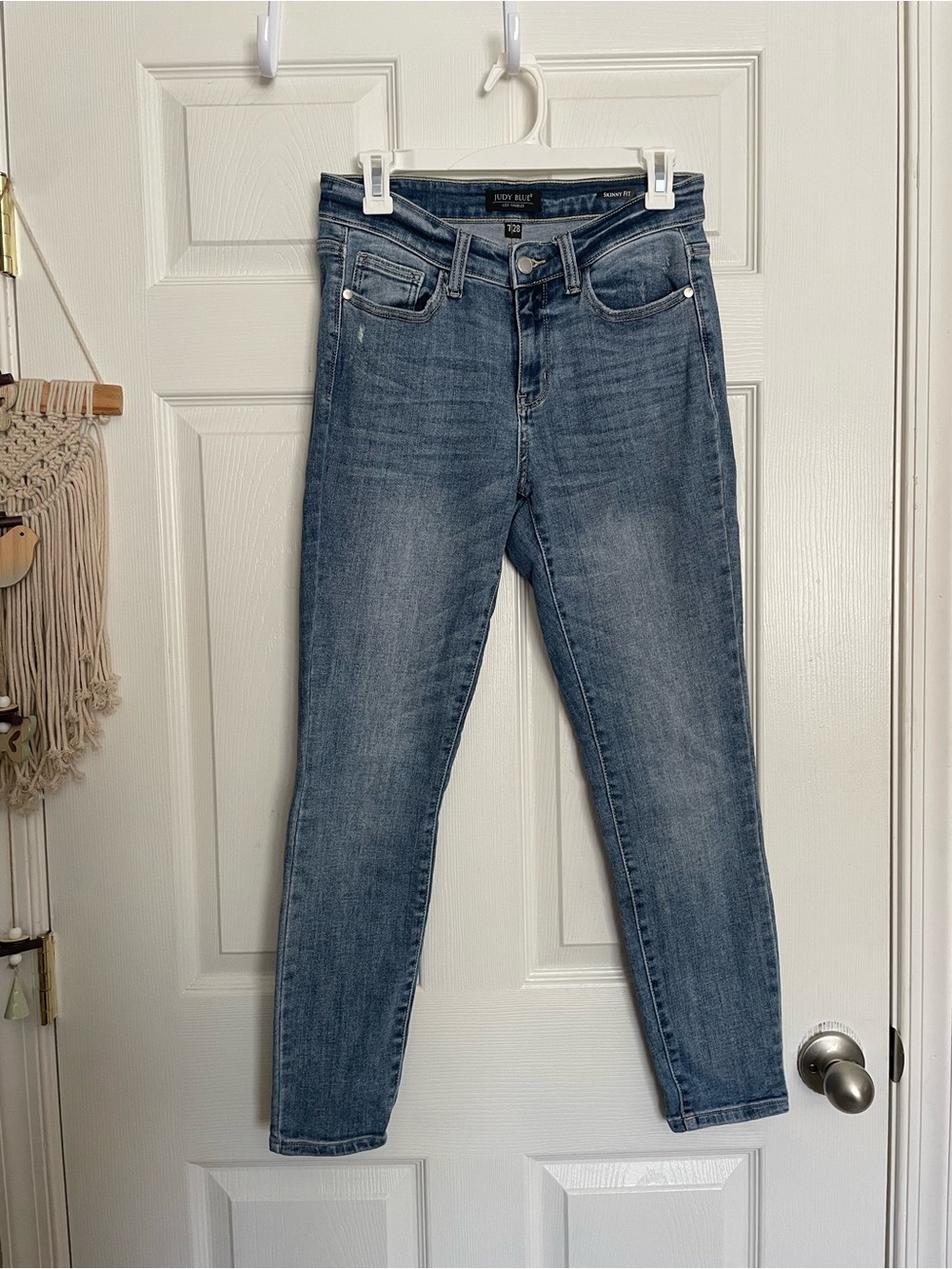 Judy Blue LA Women’s size 7/28 Skinny Fit  Medium Wash Jeans